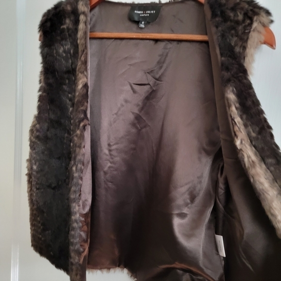 Romeo & Juliet Couture Faux Fur  Soft Brown Vest Size Small - Picture 8 of 15